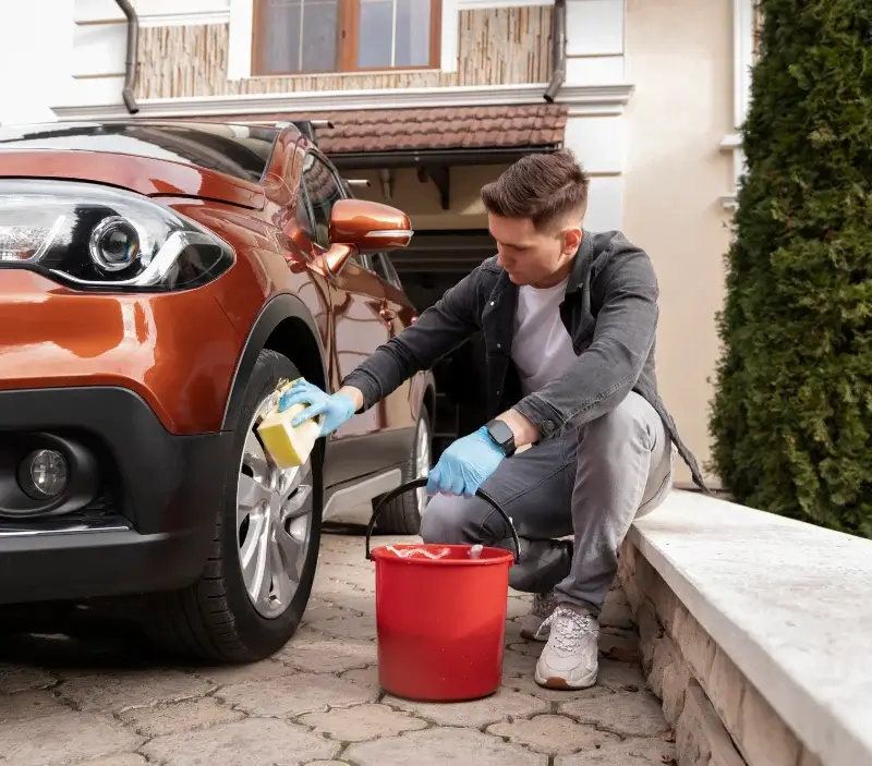 Lavage auto à domicile Cherré-Au : professionnel intervenant sur un véhicule